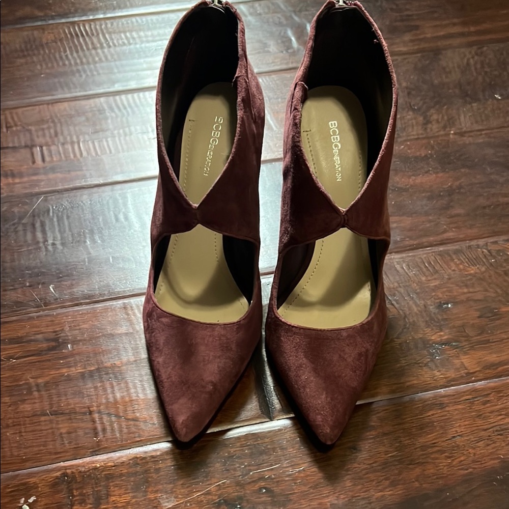 BCBGMaxAzria Women's Burgundy Suede Heels